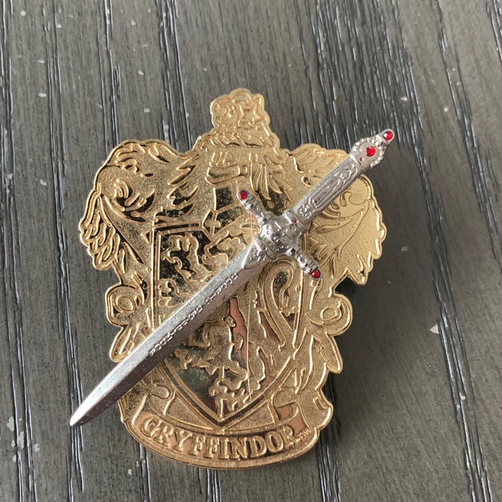 Universal Studios Harry Potter Sword of Gryffindor pin